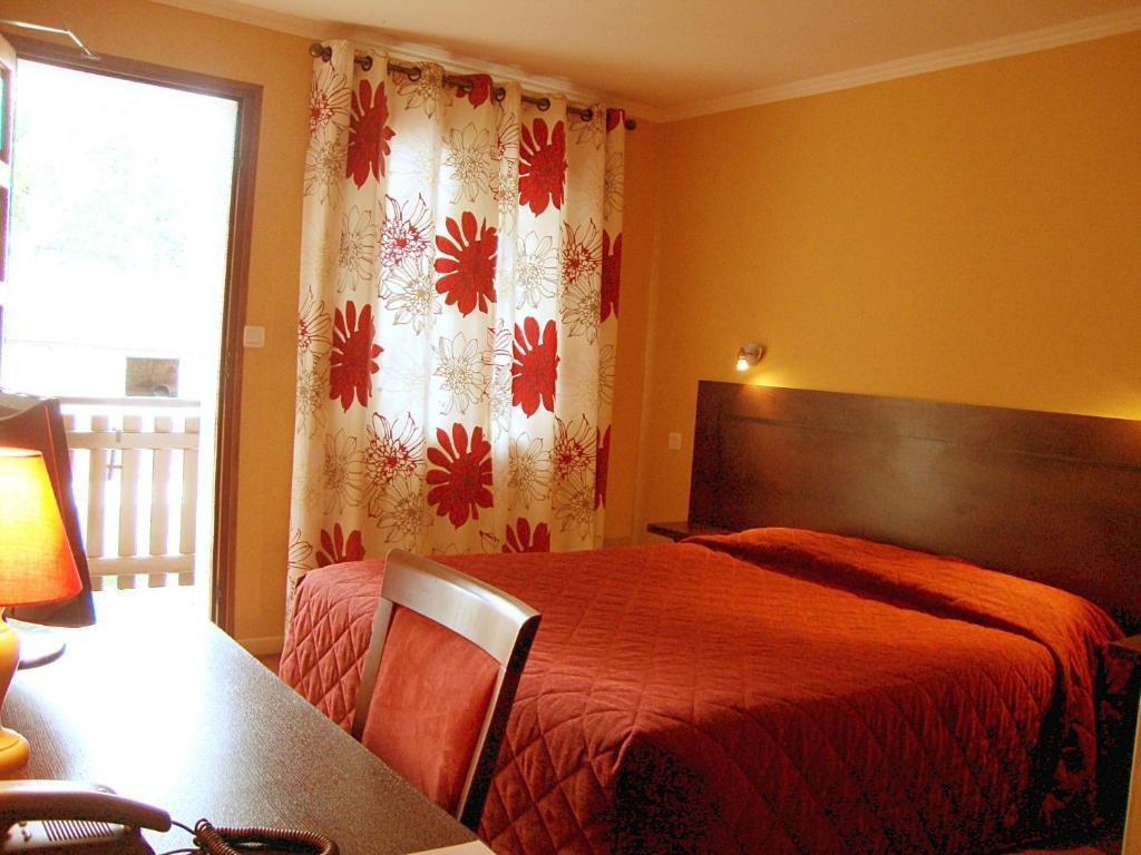 Hotel Logis Des Trois Maures Couches Zimmer foto
