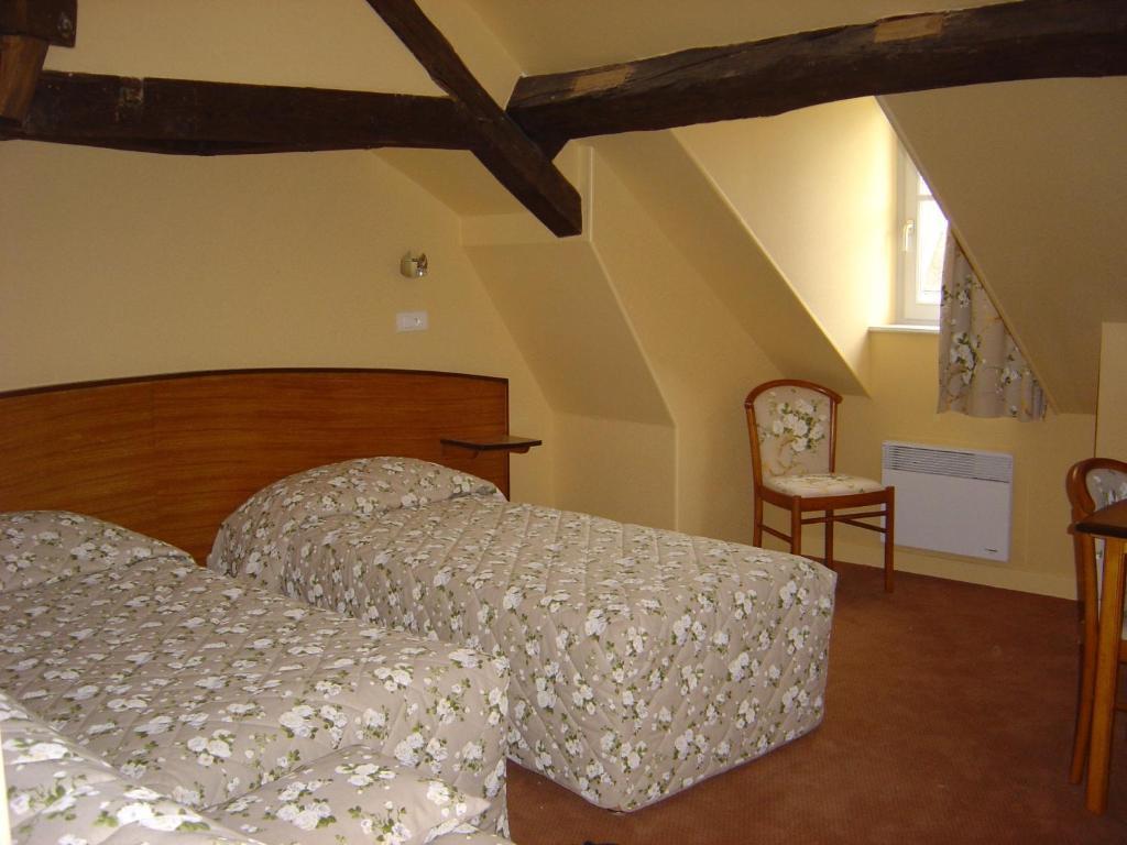 Hotel Logis Des Trois Maures Couches Zimmer foto
